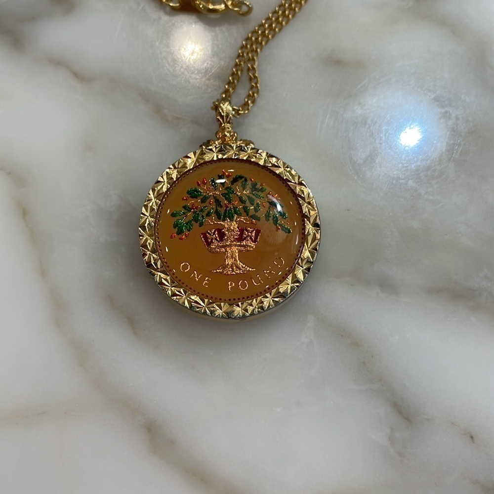 Vintage Queen Elizabeth II Pendant Necklace 1987–Beautiful!! Gold Tone EUC - Picture 5 of 6